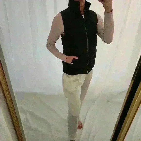 J. Crew Black Puffer Vest Gold Pockets Winter Ski Slopes Snow โ๏ธ ๐ฟ ๐ โท๏ธ - Picture 4 of 9